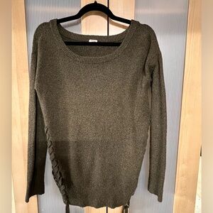 Garage Women's Sweater Top Pullover  Size M/M Long Sleeve Side Details White.